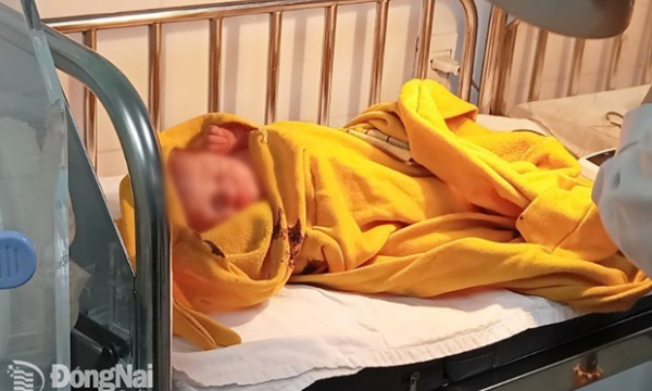 Đồng Nai: Cứu một bé gái còn nguyên dây rốn bị bỏ rơi trên tàu