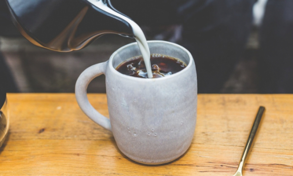 Thêm sữa vào cà phê có thể chống viêm
