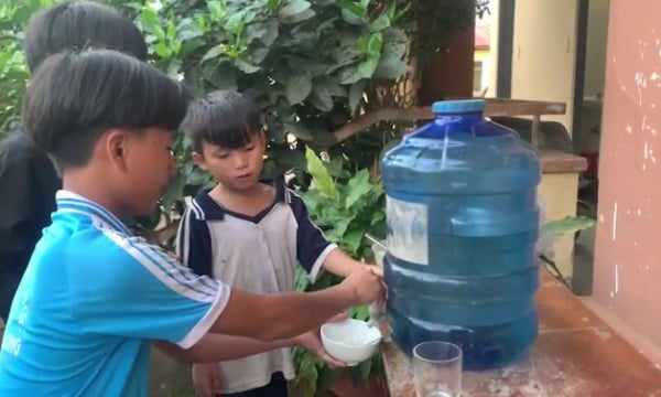  Bữa cơm chan nước trắng của học sinh vùng cao ở Đắk Lắk