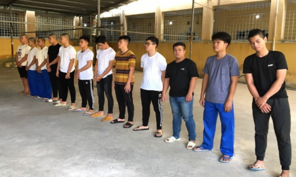 Nhóm thanh niên chống đối, đập phá xe cảnh sát ở Đồng Nai