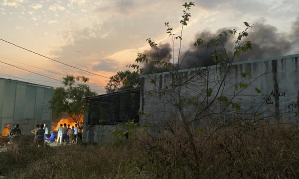 HOT: Đang cháy kho phế liệu ở xã Thiện Tân, Vĩnh Cửu, Đồng Nai