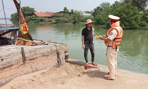 Phòng Cảnh sát giao thông Bắt giữ 01 phương tiện vận chuyển 50m3 cát trái phép trên Sông Đồng Nai