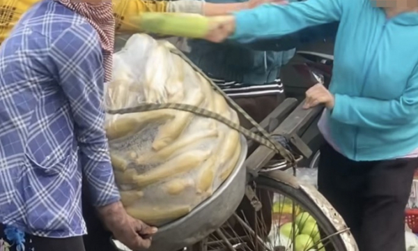 Cụ bà bán bắp bị người phụ nữ bán đậu hũ đánh túi bụi ở Bà Rịa - Vũng Tàu