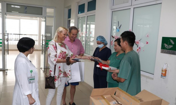 Hai bệnh nhân COVID-19 người Anh trở lại Việt Nam cảm ơn y bác sỹ