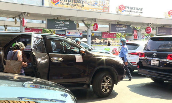Từ 1/4, taxi vào sân bay Tân Sơn Nhất đón khách 'cõng' thêm 2 loại phí