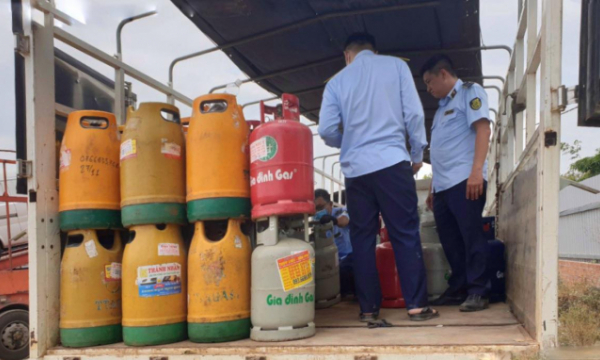 Thu giữ gần 1.200 bình gas, 26,5 tấn đường Thái Lan