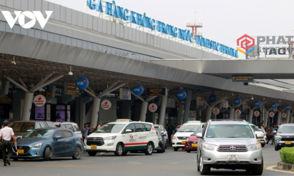 Bộ GTVT yêu cầu báo cáo vụ taxi ở sân bay Tân Sơn Nhất phải 'cõng' thêm 3 loại phí