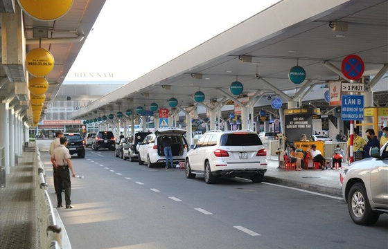 Tạm ngưng thu phí xe theo lượt trong sân bay Tân Sơn Nhất