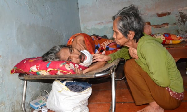 Xót xa cảnh mẹ già nuôi con bại liệt