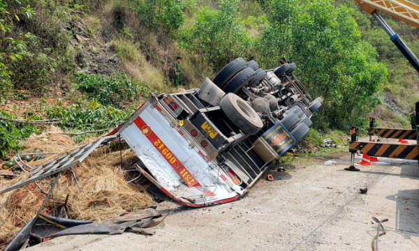  Xe chở dưa lật vào vách núi ở Phú Yên, 4 người tử vong