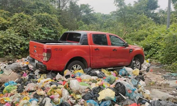 Mang ô tô đi rửa, hôm sau thấy xe hư hỏng ở bãi rác: Nhân viên 16 tuổi tự ý lái