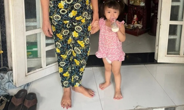 TP.HCM: Tìm người thân cho bé gái 2 tuổi bị mẹ 'bỏ quên'