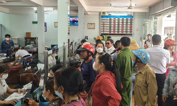Người dân đổ xô đến quỹ tín dụng ở Bảo Lộc rút tiền