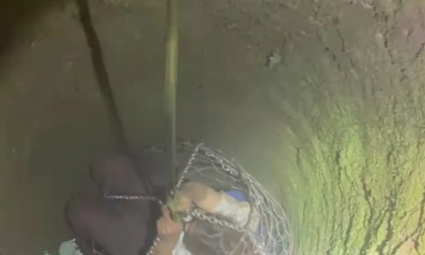 Nghẹt thở giải cứu cô gái rơi xuống giếng sâu 18m ở Đắk Lắk