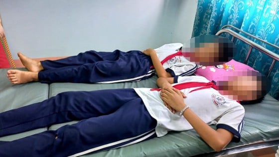 8 học sinh tiểu học ở Bình Phước nghi ngộ độc sau khi ăn kẹo mua trước cổng trường