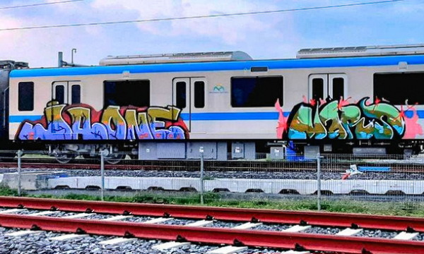 Tàu metro số 1 lại bị sơn vẽ bậy