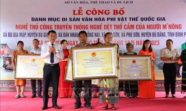 Dệt thổ cẩm của người Mnông Bình Phước được công nhận Di sản Văn hóa phi vật thể quốc gia