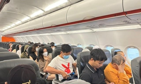 Nhiều chuyến bay ở Tân Sơn Nhất chuyển hướng, delay do thời tiết xấu