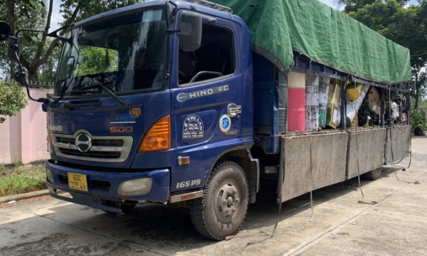 Phát hiện 2 xe tải chở hàng tấn chất thải không đáp ứng quy định về bảo vệ môi trường