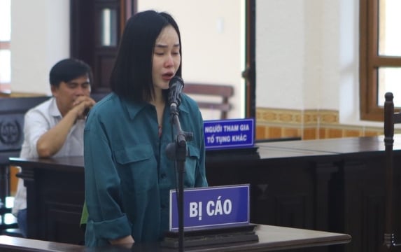 Lĩnh án 11 năm tù, 'hotgirl siêu lừa đảo' Tina Dương bật khóc nức nở tại tòa