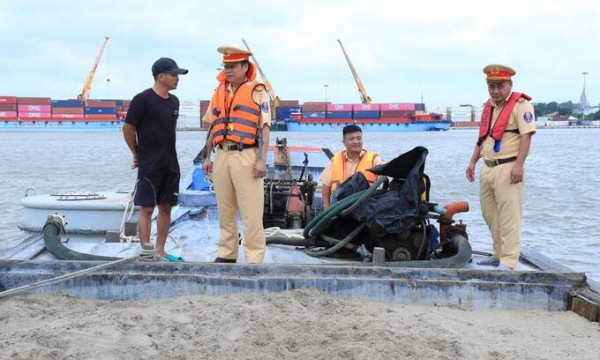 Cảnh sát đường thủy Công an tỉnh Đồng Nai bắt giữ phương tiện vận chuyển cát không rõ nguồn gốc trên tuyến Sông Đồng Nai