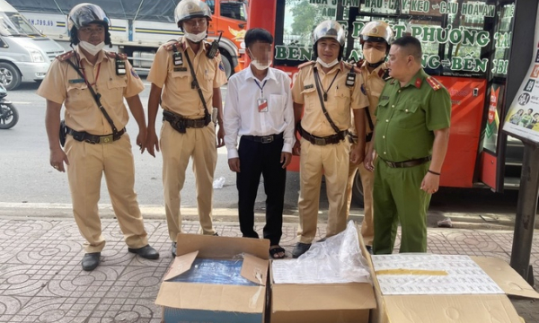    CSGT bắt giữ 1.700 bao thuốc lá lậu trên xe buýt Phương Trang