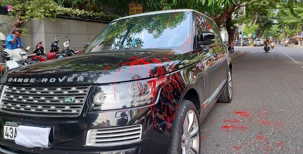 Hai thanh niên tạt sơn lên xe Range Rover rồi bỏ chạy