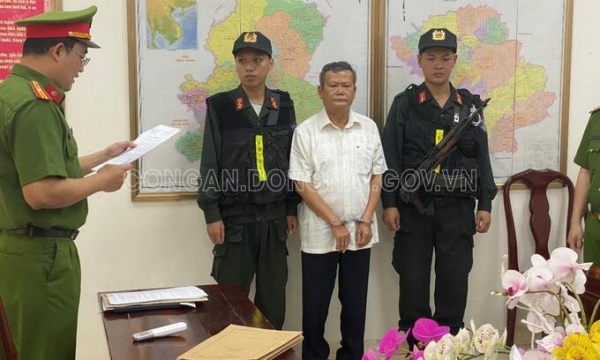 Cơ quan CSĐT Công an tỉnh Đồng Nai thi hành Lệnh bắt bị can để tạm giam đối với nguyên Trưởng phòng Quản lý đô thị và Phó trưởng phòng Quản lý đô thị huyện Trảng Bom