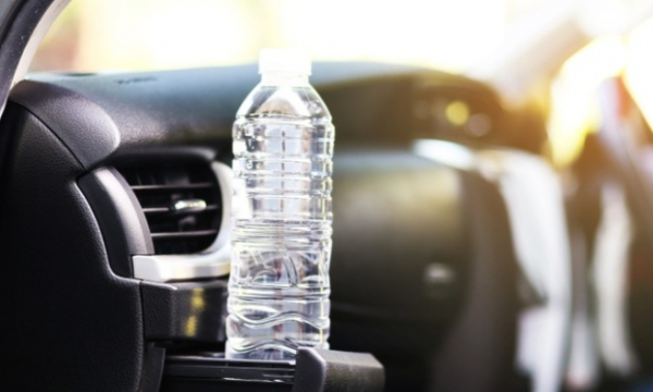 Vì sao không nên để chai nước trong ô tô vào mùa hè?