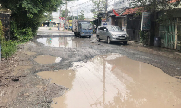 Xuất hiện “ổ voi”, “ổ gà” trên đường sau mưa: Mối nguy hiểm chực chờ người đi đường