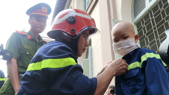 30 chiến sĩ công an giúp cậu bé ung thư thực hiện ước mơ làm lính cứu hỏa