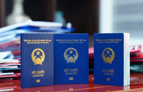 Mẫu hộ chiếu và mẫu giấy thông hành mới, áp dụng từ 15-8