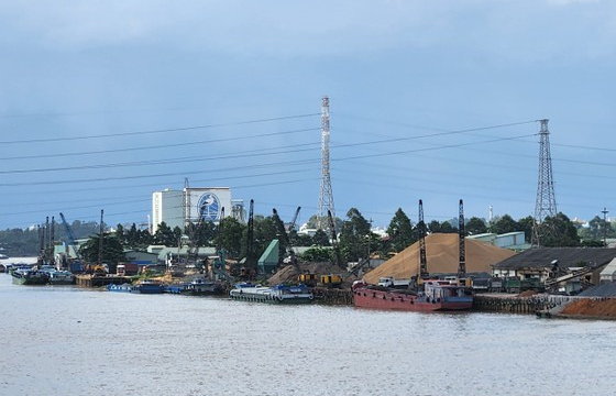 Cảng vụ đường thủy nội địa Đồng Nai cho tàu cập bến “chui”?