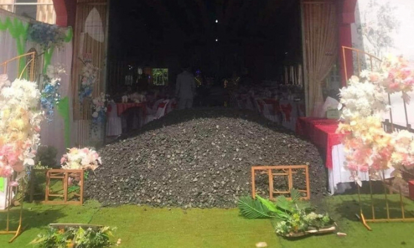Sự thật bức ảnh đổ đá dăm chặn cổng cưới ở Đắk Nông