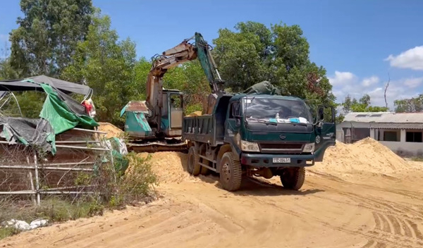 Bình Định: Tại sao bãi tập kết cát không phép vẫn tồn tại nhiều năm?