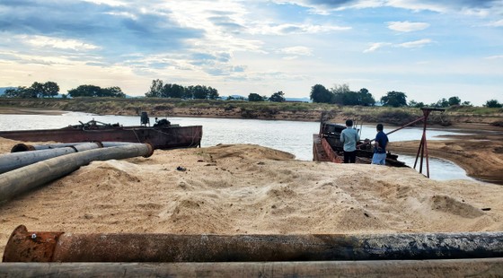 Lùm xùm xử lý mỏ cát trên sông Đà Rằng (Phú Yên)