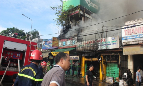 Cháy 2 cửa hàng bán phụ tùng ô-tô tại Đồng Nai