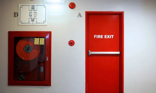 Vì sao cửa thoát hiểm chống cháy ở chung cư chỉ mở một chiều và luôn phải đóng?