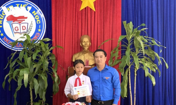 Trao Huy hiệu 'Tuổi trẻ dũng cảm' cho học sinh lớp 5 ở Gia Lai