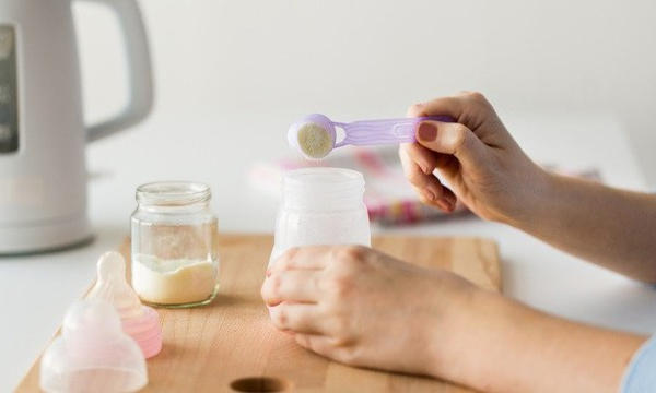 Vụ 2 mẹ con tử vong nghi ngộ độc sữa ở Tiền Giang: Cẩn trọng với bảo quản và pha chế sữa