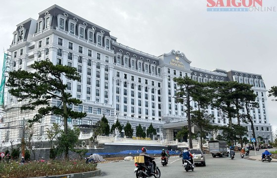 Vụ Merperle Dalat Hotel xây 'lụi' 4.450m²: Bị đình chỉ nhưng vẫn rầm rộ hoàn thiện