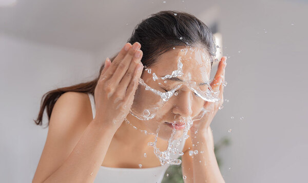 Rửa mặt bằng nước đá có giúp trẻ hóa làn da?