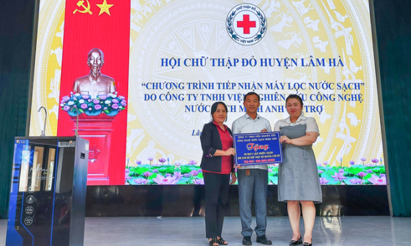 Trao tặng máy lọc nước sạch cho cán bộ Hội Chữ thập đỏ huyện Lâm Hà