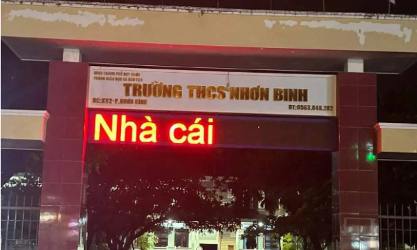 Công an điều tra vụ bảng hiệu chạy dòng chữ lạ trên cổng một trường ở Bình Định