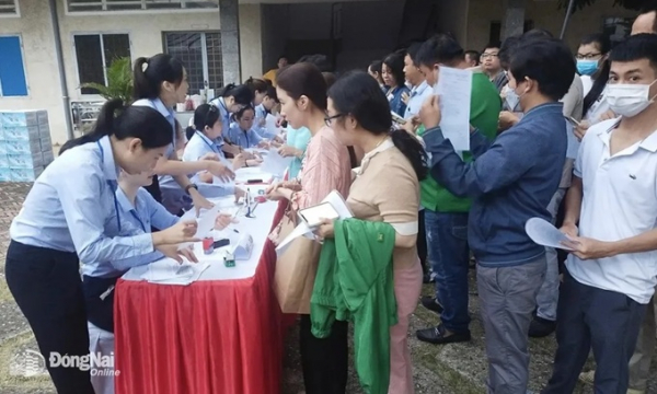 Hàng trăm người đang bốc thăm mua 438 căn nhà ở xã hội A6-A7 ở Biên Hòa
