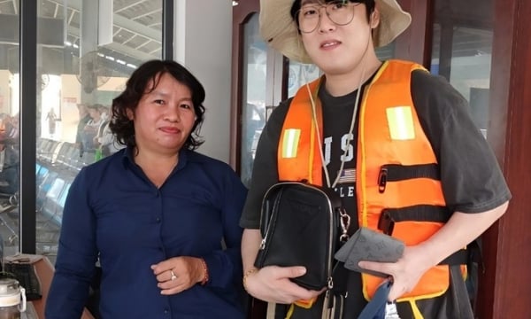 Nhặt được túi xách, nhân viên bến tàu du lịch Nha Trang thông báo tìm trả du khách