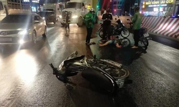 Bình Dương: Xe chở dầu rò rỉ chảy ra đường, nhiều người bị ngã xe
