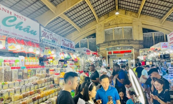 Tiểu thương chợ Bến Thành nhộn nhịp livestream bán hàng