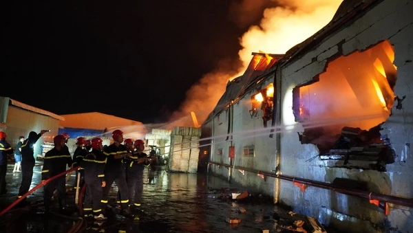 Cháy dữ dội tại công ty sản xuất sợi ở Bà Rịa - Vũng Tàu
