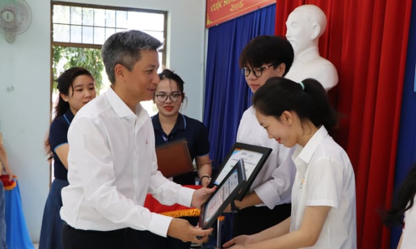 Công ty TNHH Hóa dầu Long Sơn trao học bổng cho 4 sinh viên